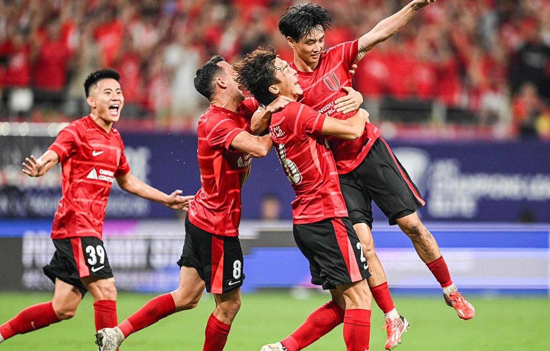 包含成都蓉城训练开放日,今晨队长鼓劲引欢呼,欧联在即,临场指挥获称赞的词条 包含成都蓉城训练开放日,今晨队长鼓劲引欢呼,欧联在即,临场指挥获称赞的词条