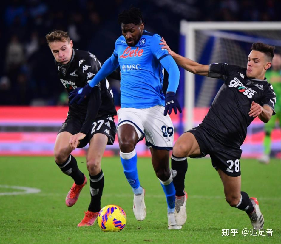 赛后体能课后，那不勒斯战术微调备战社区盾，话题不断，阵容厚度经受考验 