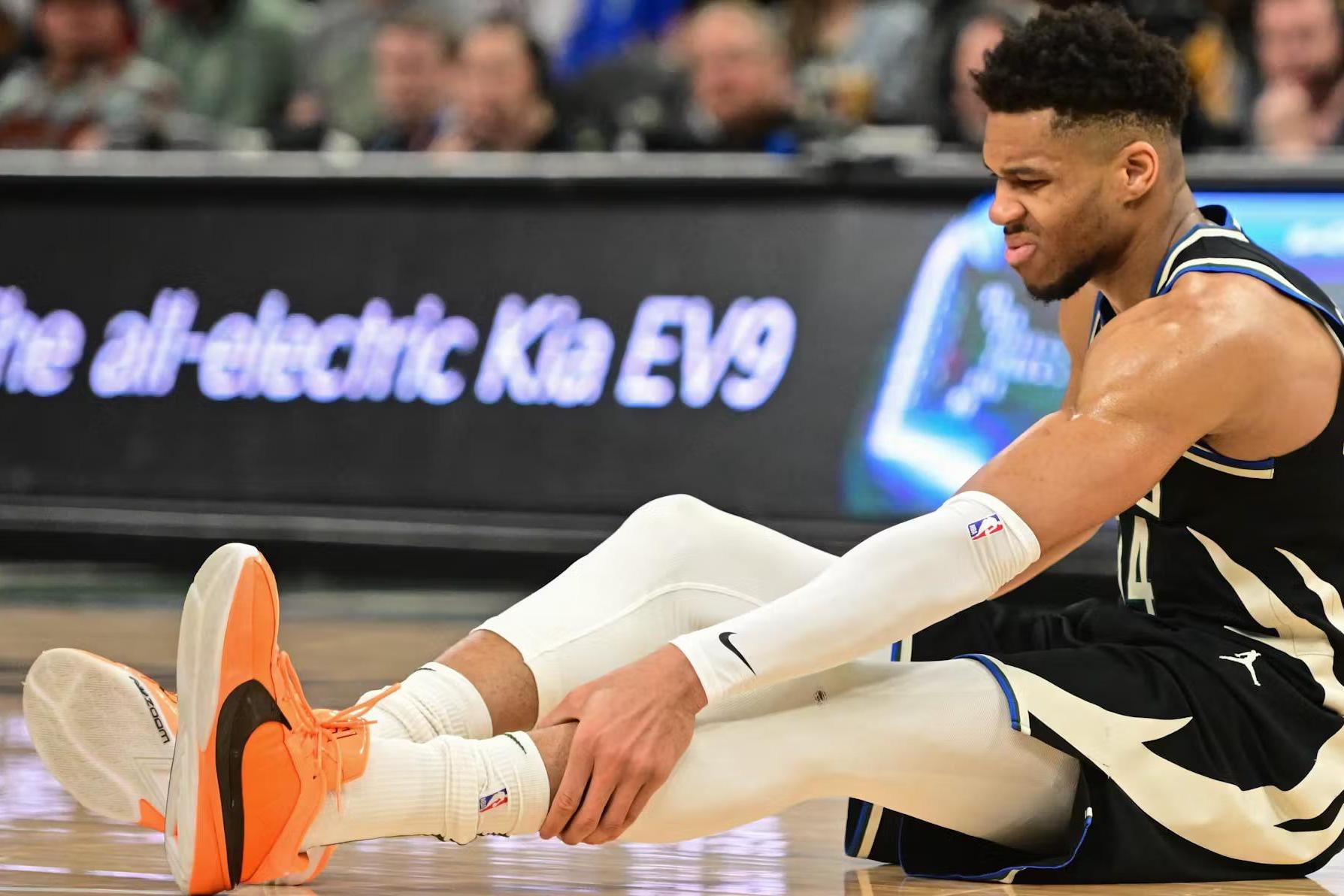 阿贾克斯训练开放日，赛后迎来里程碑引欢呼，NBA季后赛在即，心理建设被强调 