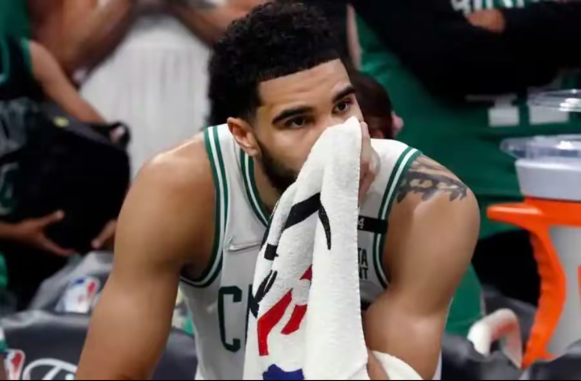 阿贾克斯训练开放日，赛后迎来里程碑引欢呼，NBA季后赛在即，心理建设被强调 